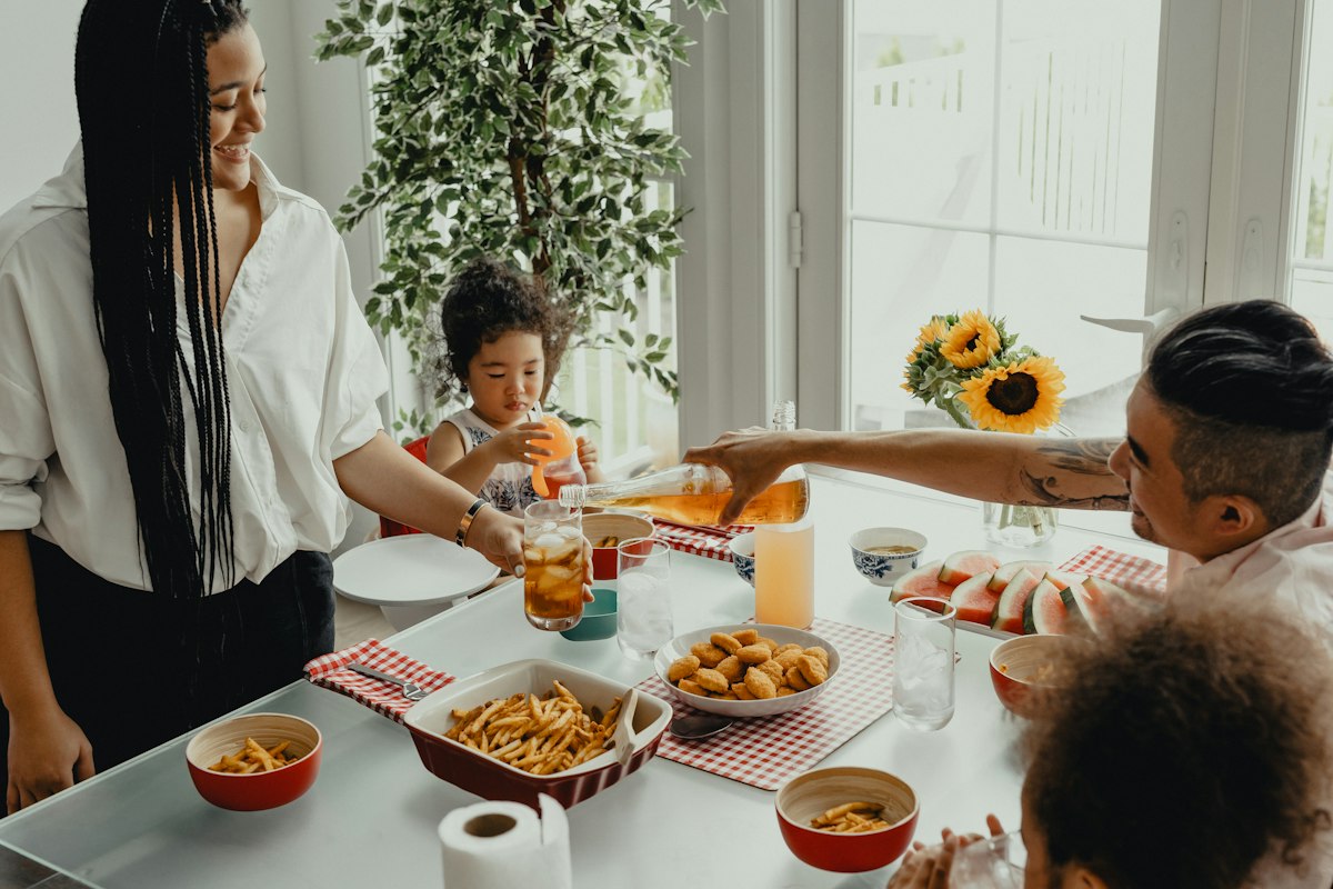 Keluarga Makan Makanan Bergizi